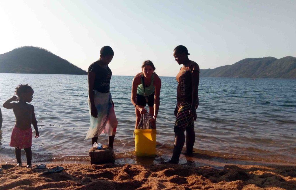 This is Lake Malawi in Malawi and that´s how the locals do their laundry in the Lake. Two locals showed me how they do it.